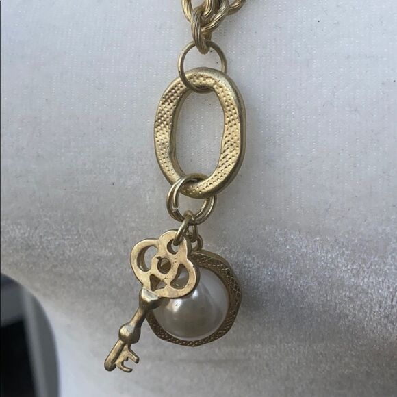 Long gold tone key and faux pearl necklace - Picture 2 of 6